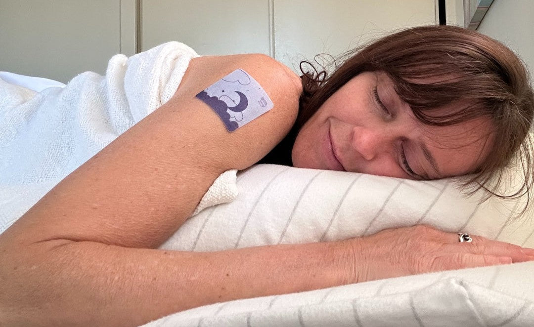 Mujer durmiendo tranquila con el parche Noctara